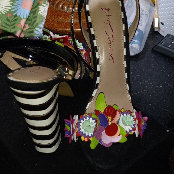 Betsey Johnson Striped Heels with Floral Accents - Picture 4 of 9